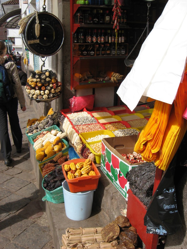 Kukuřice a různé neznámé plodiny na trhu.